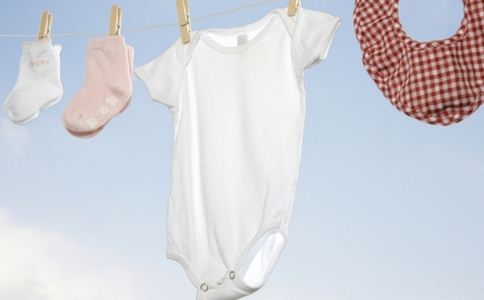 Como limpar corretamente as roupas do seu bebê?