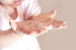 As vantagens e desvantagens de lavar as mãos com sabão para as mãos