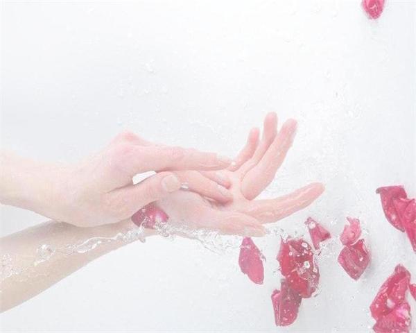 Com o líquido de lavagem das mãos, proteja suas mãos saudavelmente