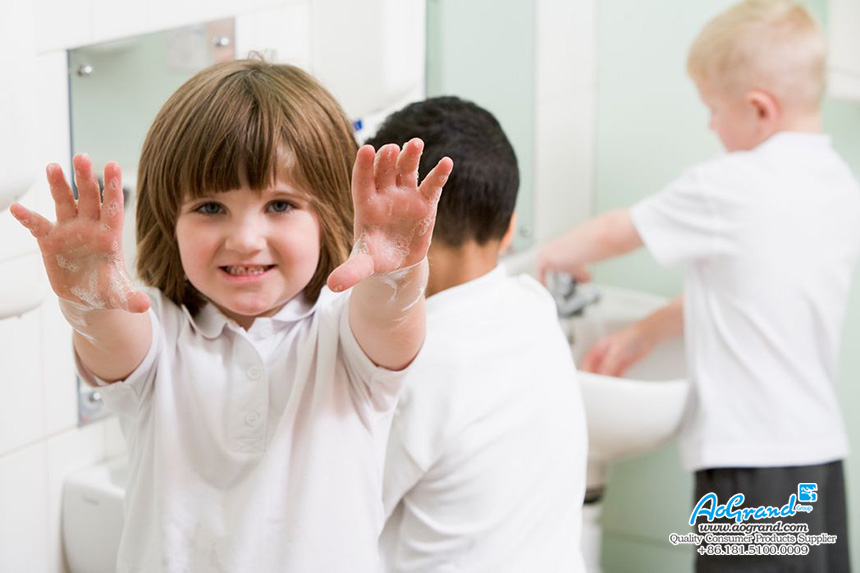 Escolha o líquido de lavar as mãos adequado para os seus filhos