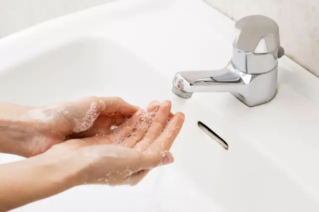Por que você lava as mãos com líquido para lavar as mãos?